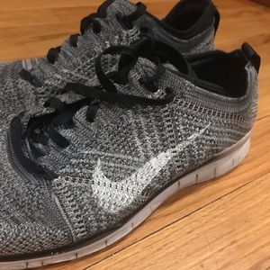 Nike Free Knits | 8.5M